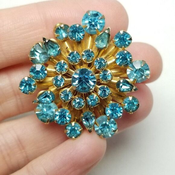 Vintage Radiant Blue Rhinestone Cluster Brooch, Gold Tone Setting, 50s Style - Picture 5 of 6